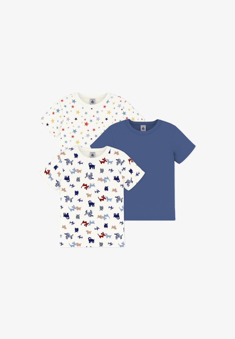Trois t-shirts : un crème avec des étoiles multicolores, un crème avec des imprimés animaux de différentes couleurs, et un uni bleu marine. Manches courtes.