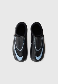 Une paire de crampons de football Nike Mercurial noirs avec des logos swoosh bleus et sans lacets visibles sur fond blanc.