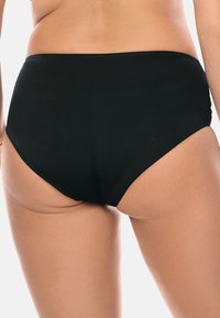 Culotte bikini nera a vita alta realizzata in tessuto elasticizzato, con una superficie liscia e cuciture pulite, che offre una copertura totale sul retro.