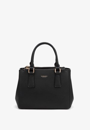 Sac à main en cuir noir avec des accessoires en métal doré, deux poignées supérieures, une finition texturée et une fermeture à glissière. Logo de la marque affiché à l'avant.