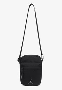 Geantă crossbody din nailon negru, cu închidere cu fermoar, curea ajustabilă și accent logo argintiu în față. Design dreptunghiular compact.