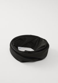 Diadème noir en tissu stretch, présentant une texture lisse et un design tordu. Couture plate visible le long des bords.