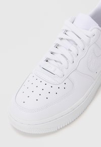 Valge nahast spordijalats perforatsioonidega varbakoha, lamedate valgete paelte ja poolkangast logoga küljel. Kummist tald, millel on tekstureeritud haardepind.