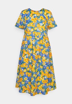 Robe fleurie bleue avec des fleurs jaunes et violettes, manches courtes, encolure ronde, coupe ample et jupe longueur genou avec tissu texturé.
