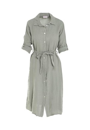 Robe midi vert clair boutonnée avec manches trois-quarts retroussées et ceinture en tissu nouée à la taille.