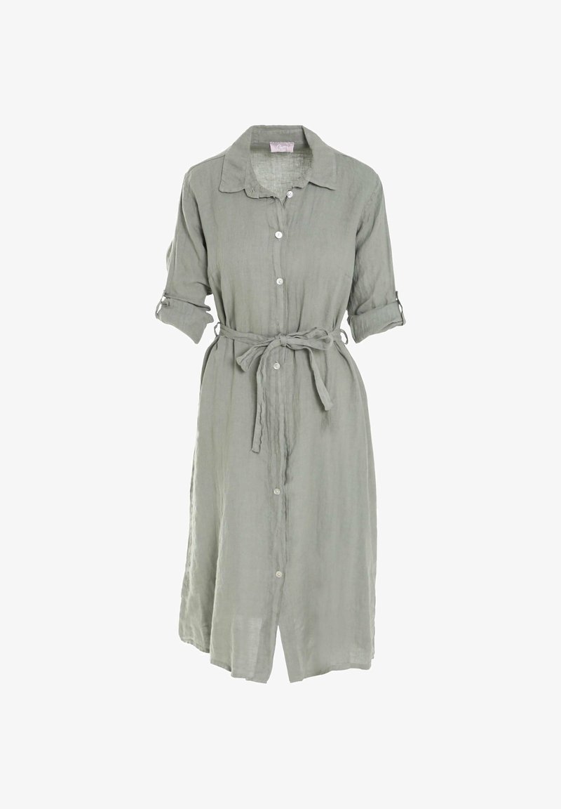 Robe midi vert clair boutonnée avec manches trois-quarts retroussées et ceinture en tissu nouée à la taille.