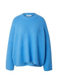 Lichtblauwe trui van zacht, textuurstof. Het heeft een ronde halslijn, verlaagde schouders en een ontspannen, iets oversized fit.