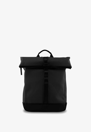 Schwarzer Roll-Top-Rucksack aus strukturiertem Stoff, mit einer vorderen Schnallenverschlus, einem oberen Griff und einem strapazierfähigen Boden mit glanzvollen Akzenten.