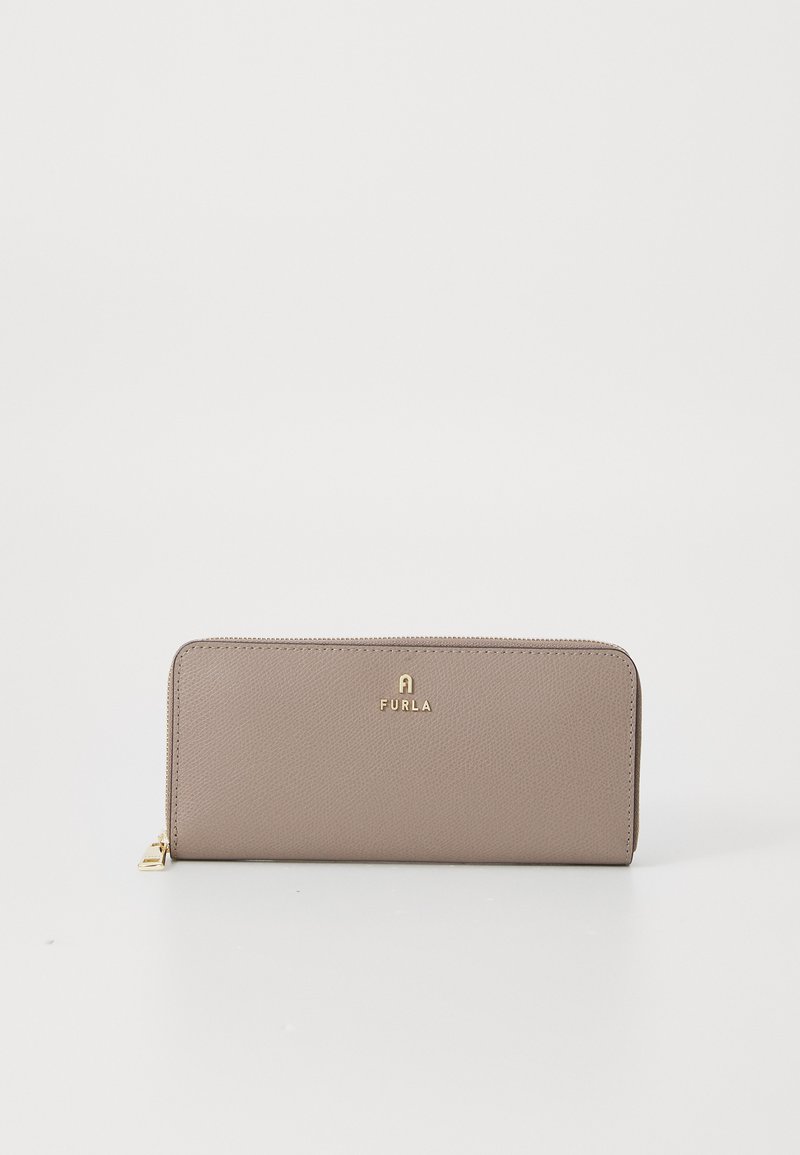 Furla portemonnee in licht taupe gestructureerd leer, rechthoekige vorm, met een rits rondom en gouden logoaccent aan de voorkant.