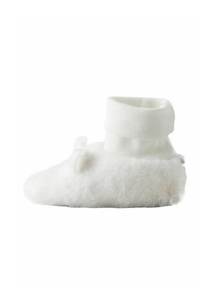 Hvid blød babystøvle med en fluffy tekstur og en foldet manchet omkring anklen på en hvid baggrund.