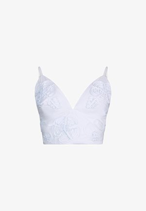 Biely crop-top bralette s nastaviteľnými tenkými ramienkami a vystúpenou kvetinovou výšivkou na predných paneloch.