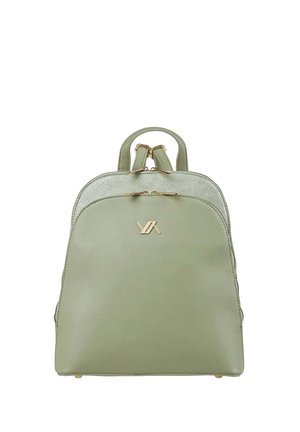 Zaino in pelle verde chiaro con logo in tono oro e scomparti con doppia cerniera, dotato di manico superiore e spallacci regolabili.
