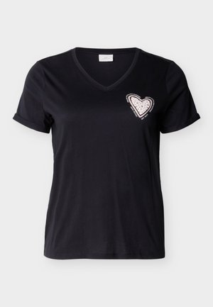 Čierne tričko s krátkym rukávom a výstrihom do V, s vyhrnutými manžetami, na hrudi so srdiečkovou nášivkou v ružovej farbe s malými cvokmi a okolo motivačným textom.