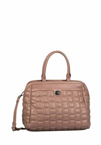 Sac à main en cuir rose matelassé avec deux poignées et une bandoulière ajustable. Il présente une fermeture circulaire en métal et une texture lisse.