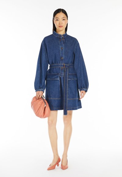 Vestito in denim con vita aderente, maniche lunghe a sbuffo e chiusura con bottoni. Abbinato a una borsa rosa arricciata e tacchi rosa.