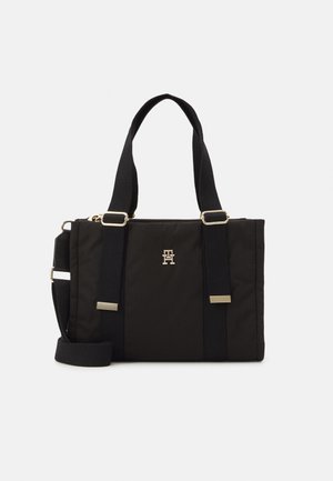 Sac à main rectangulaire noir avec deux poignées supérieures, bandoulière ajustable, ferrures dorées, et petit logo métallique centré à l'avant.