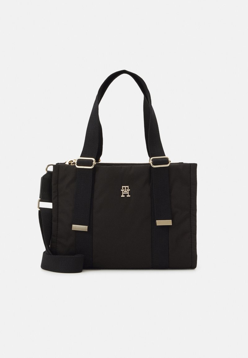 Sac à main rectangulaire noir avec deux poignées supérieures, bandoulière ajustable, ferrures dorées, et petit logo métallique centré à l'avant.