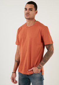 Buratti REGULAR FIT - Tricou basic - cinnamon