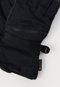 Černá sněhová rukavice s jemným texturálním povrchem, nastavitelným popruhem a značkou Gore-Tex pro voděodolný výkon.