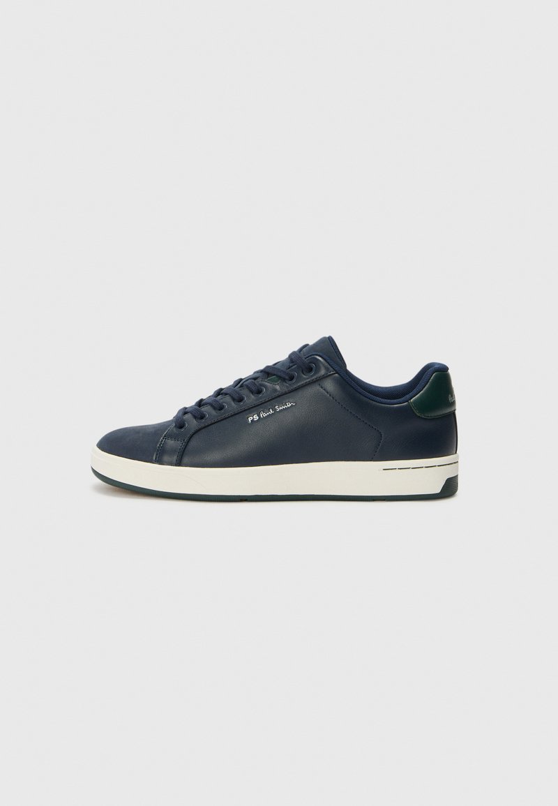 Marinblå lädersneakers med vit gummisula, rund tå och platta snören. Har en grön hälaccent och en subtil logotyp på sidan.