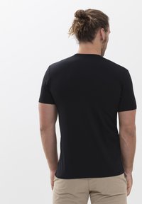 Zwarte T-shirt met korte mouwen en een ronde hals, gemaakt van jersey stof. Soepele textuur zonder zichtbare patronen of accenten.