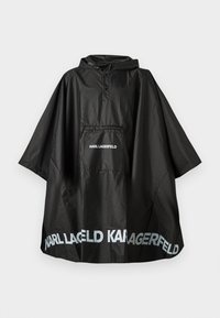 Zwarte waterdichte poncho met capuchon, voorzien van een voorkantzak en het "KARL LAGERFELD" logo op de zak en de zoom gedrukt.