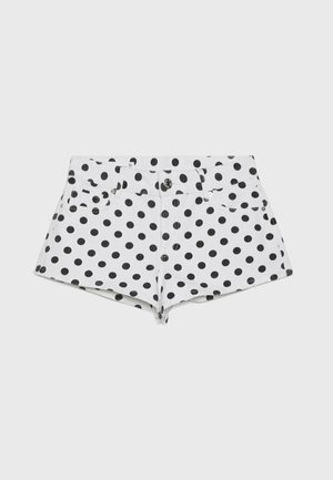Weiße Denim-Shorts mit schwarzen Punkten, vorderer Knopf- und Reißverschluss, Gürtelschlaufen sowie Vorder- und Hintertaschen.