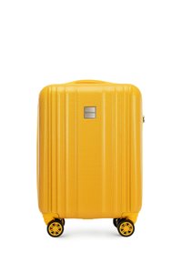 Gele harde koffer met een gestructureerde oppervlakte, verticale groeven en een metalen logo. Voorzien van vier zwarte wielen voor mobiele bediening.