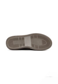 Semelle de chaussure en caoutchouc brun texturé, au design plat, avec des rainures distinctes et une section centrale lisse.
