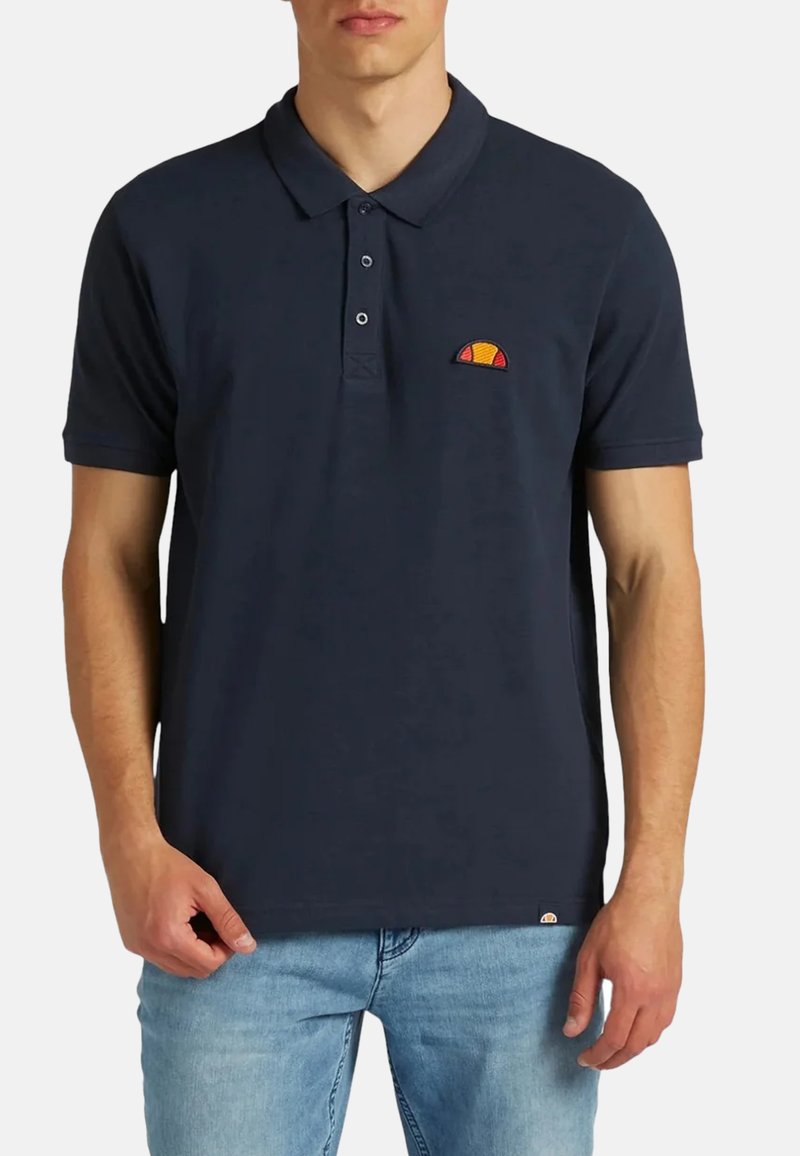 Polo shirt blu navy realizzato in cotone, con una patta a tre bottoni e un piccolo logo ricamato con un design rosso e giallo sul petto.