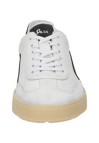 Weiße Sneaker mit schwarzen Akzenten, die ein geschnürtes Design, glattes Leder und Wildledertexturen, eine abgerundete Spitze und eine Gummisohle aufweisen.