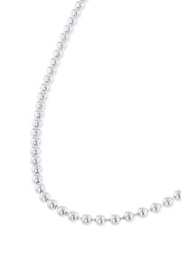 Αλυσίδα με μεταλλικές σφαίρες ασημί χρώματος με μικρές στρογγυλές χάντρες στενά συνδεδεμένες μεταξύ τους σε λευκό φόντο.