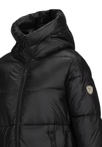 Zwarte pufferjas met een hoge kraag, een gladde glanzende buitenkant, een horizontale gewatteerde textuur en een logo op de bovenmouw.