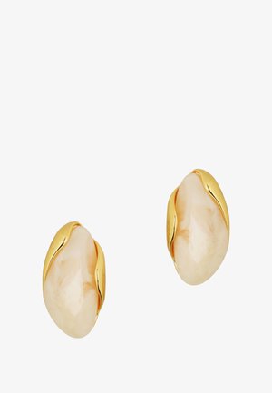 Gouden oorbellen met een gladde, ovale crème-kleurige steen, gedeeltelijk omhuld door een golvende gouden setting met een gepolijst afwerking.