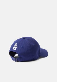 Plava pamučna baseball kapa s zakrivljenim vizirima, koja sadrži bijeli izvezeni logo sa strane i podesivu traku straga.