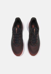 Under Armour INFINITE - Road running shoes - black/ares red