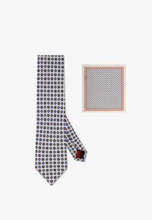 Krawat z jedwabiu oraz pasująca poszetka z powtarzającym się niebiesko-brązowym kwiatowym wzorem na białym tle, poszetka ma czerwoną i białą obwódkę.