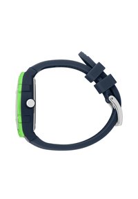 Reloj de pulsera con una correa de silicona azul marino, acentos verdes y un botón plateado; el diseño de la caja cuadrada cuenta con una pantalla digital y líneas marcadas.