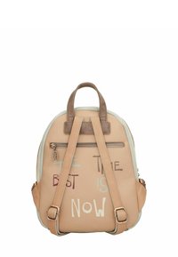 Rucksack aus pfirsichfarbenem Kunstleder mit mehreren Taschen, zwei oberen Griffen und verstellbaren Riemen. Auf der Vorderseite befindet sich ein farbenfrohes Textmuster.