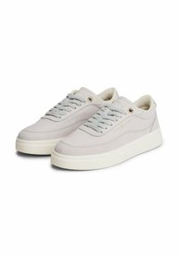 Sneakers in pelle grigia chiara con una finitura testurizzata, caratterizzati da lacci grigi, una suola in gomma bianca e un discreto logo sul lato.