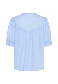 Blusa azzurro chiaro, a maniche corte, realizzata in tessuto morbido, con retro arricciato, una sottile cucitura a forma di V e polsini arrotolati.