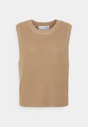 Gilet en maille beige sans manches avec col rond, motif de points texturé et col côtelé, présenté sur un fond clair uni.