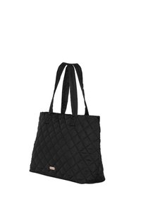 Czarna torebka z pikowaniem, z podwójnymi uchwytami na ramię i małą prostokątną metką logo u podstawy, na jednolitym białym tle.