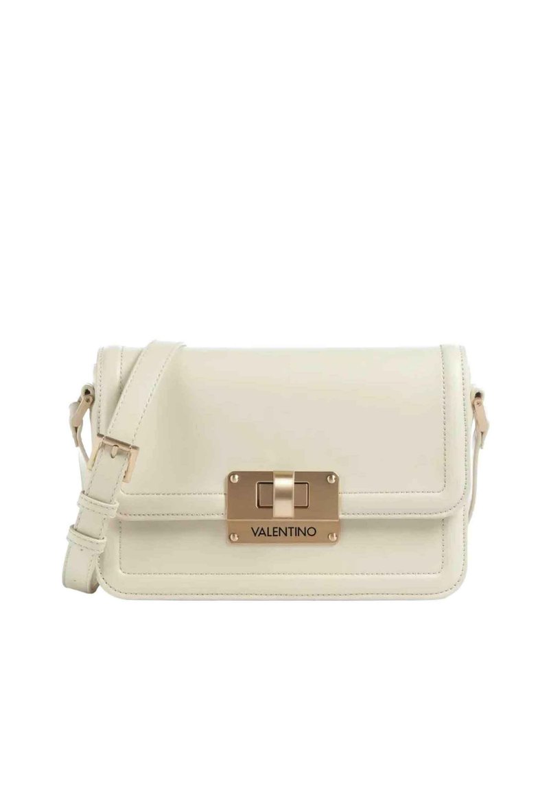 Crèmekleurige leren handtas met een gestructureerd ontwerp, hardware in goudkleur en een voorste sluiting met de merknaam "VALENTINO." Verstelbare riem.