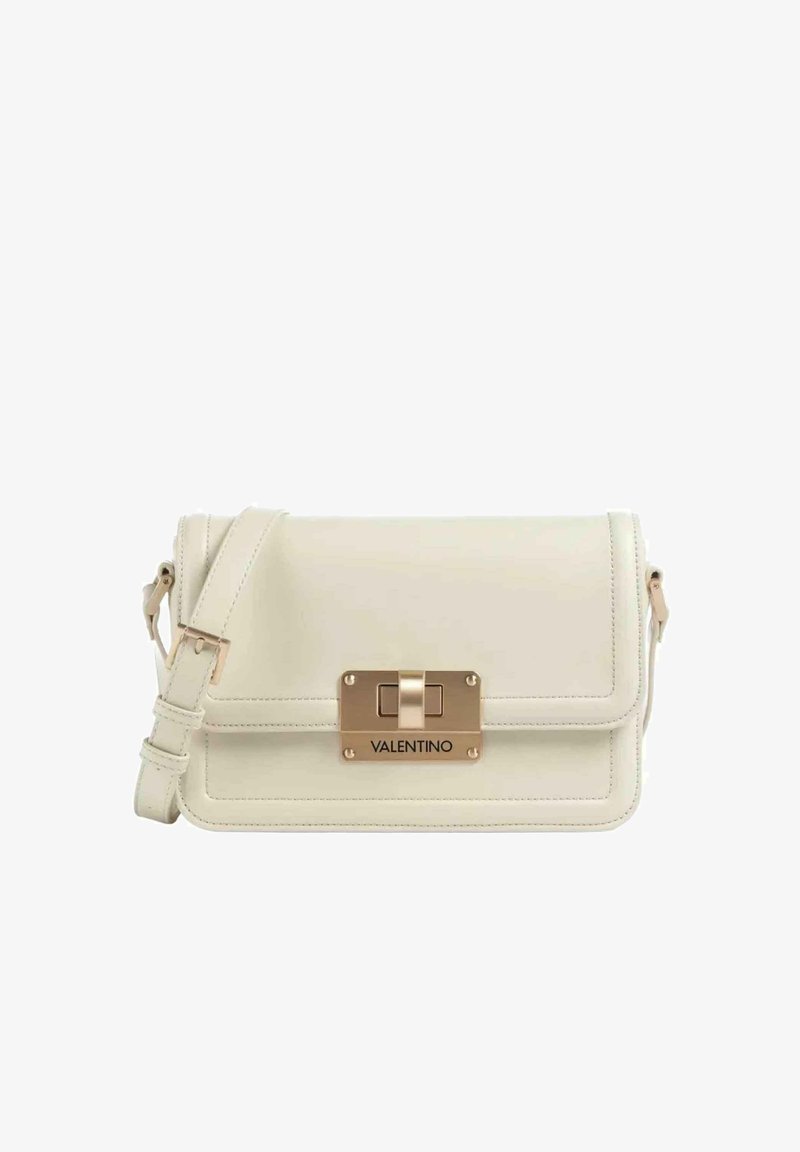 Crèmekleurige leren handtas met een gestructureerd ontwerp, hardware in goudkleur en een voorste sluiting met de merknaam "VALENTINO." Verstelbare riem.