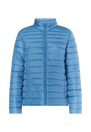 Svetlomodrá prešívaná bunda s vysokým golierom, predným zipsom, horizontálnym prešívaním a hladkou, lesklou textúrou látky.