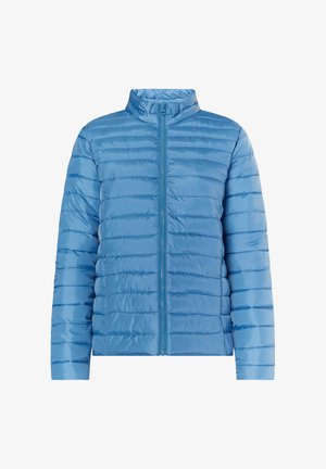 Svetlomodrá prešívaná bunda s vysokým golierom, predným zipsom, horizontálnym prešívaním a hladkou, lesklou textúrou látky.