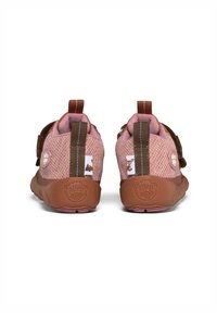 Sneaker in mesh rosa con dettagli marroni, dotate di collarino imbottito, cintura regolabile e suola in gomma con logo sulla parte posteriore.