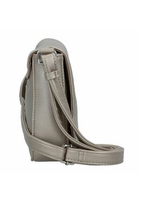 Bolso de mano de imitación cuero beige con un diseño plano, correa de hombro ajustable y herrajes plateados, que presenta una textura suave.