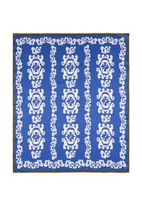 Écharpe rectangulaire bleue avec des motifs floraux blancs ornés et une bordure foncée. Présente des motifs centraux avec des détails courbes. Texture lisse.